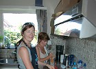 DSC 6424  Caroline en Kristien bereiden de bbq voor.