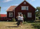 DSC 6667  Caroline en Kristin voor het huis van Kristin en Jan in Edeby, Uppsala, Sweden.